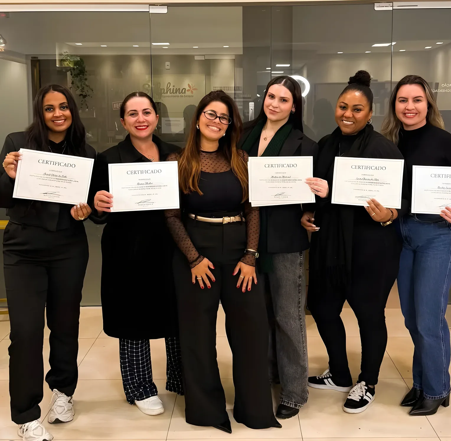 Turma de alunas com seus certificados
